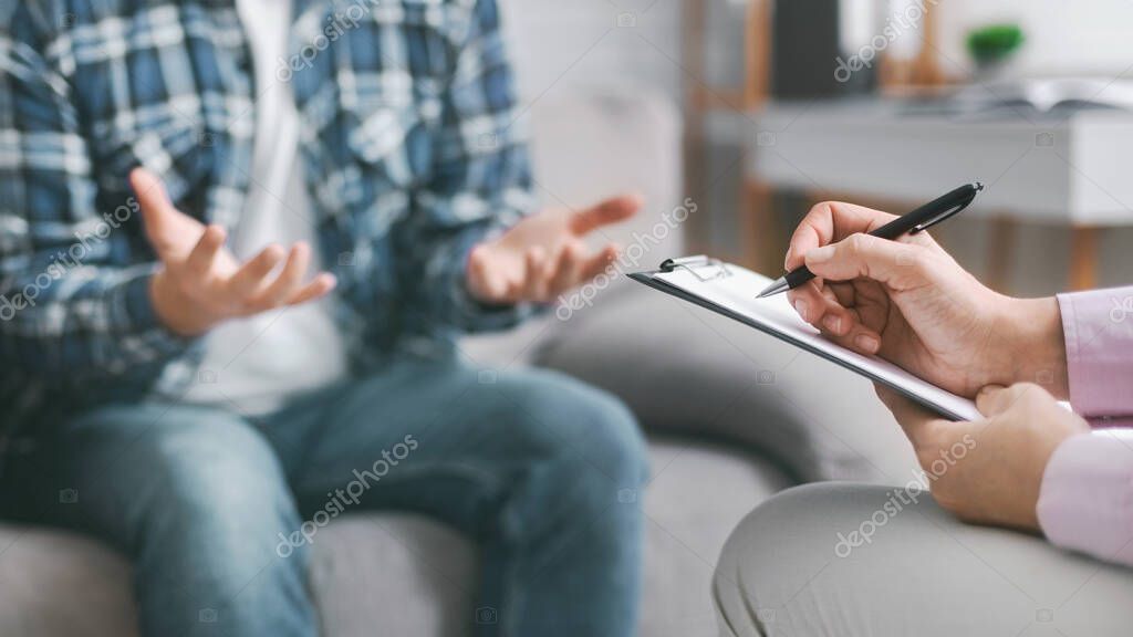 Psicoterapeuta in colloquio in ambiente protetto